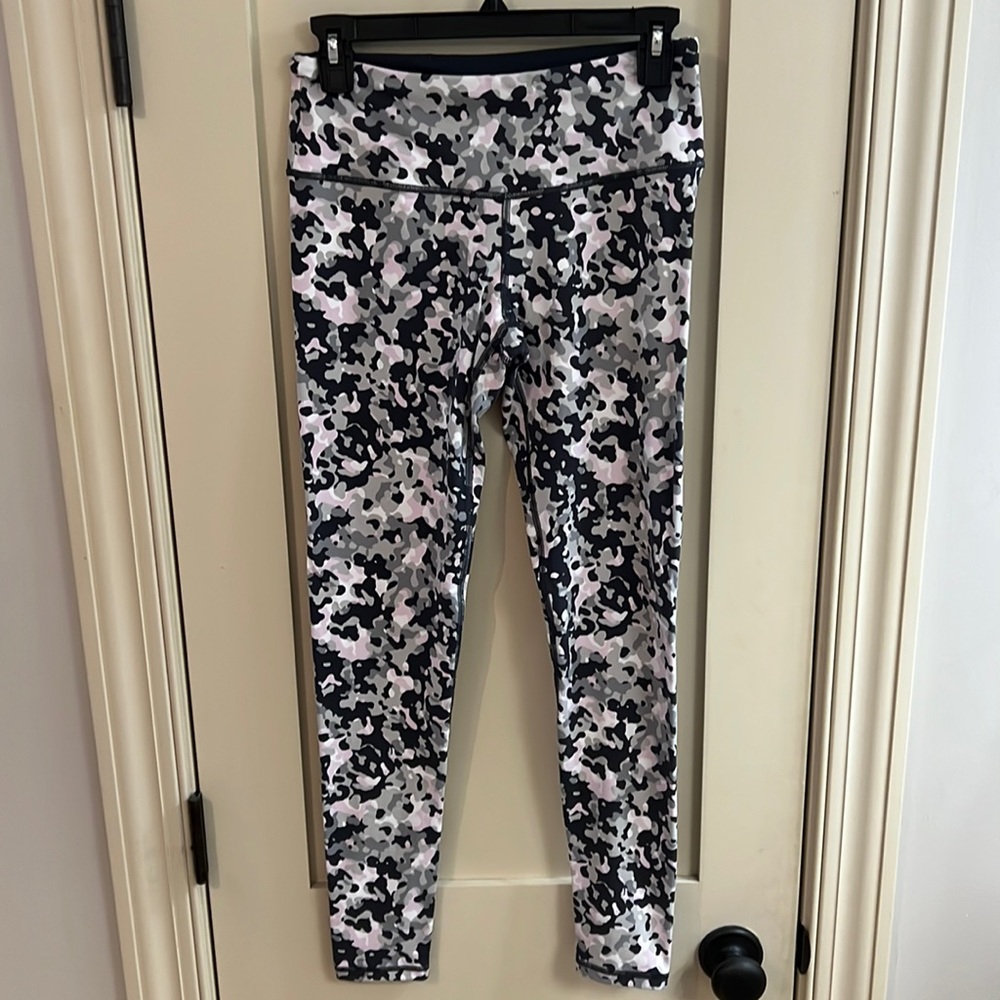 Victoria Sport Camo Print Knockout Legging